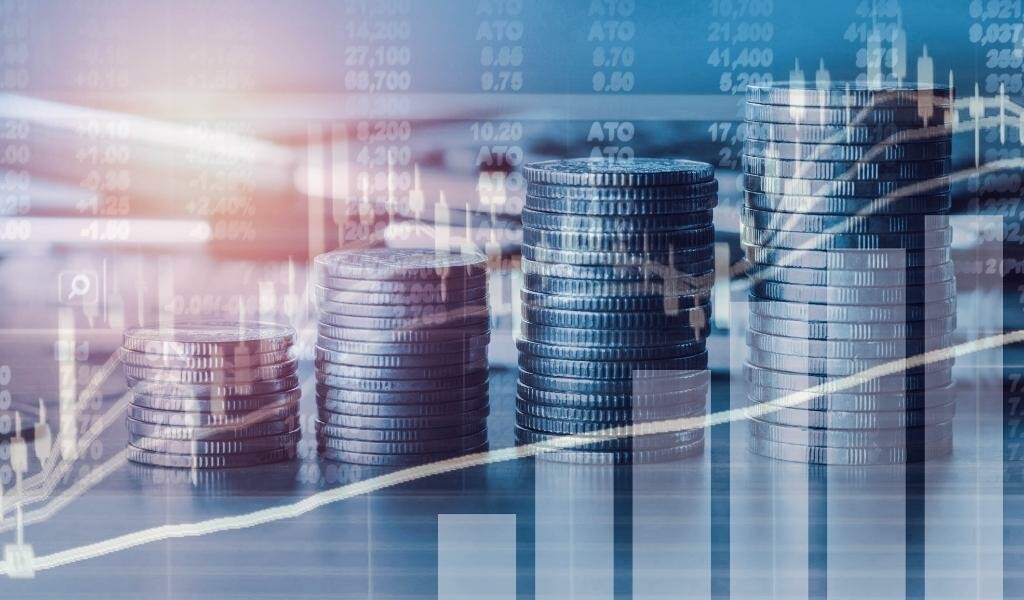 stacks of coins that increase gradually left to right with a chart overlaid to show growth