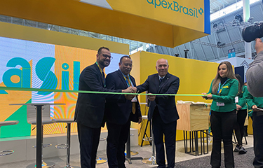 Brazil Secretary of Aquaculture and Fisheries Jorge Seif Junior cuts the ribbon on Brazil's booth in Seafood Expo North America.