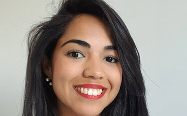 A headshot of Carolina Nascimento