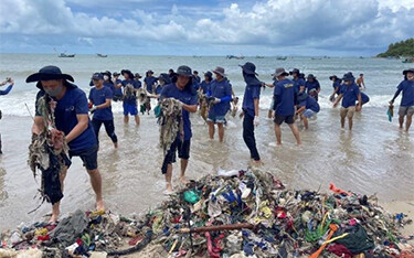 A SeaBOS-organized trash cleanup project.