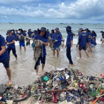 A SeaBOS-organized trash cleanup project.