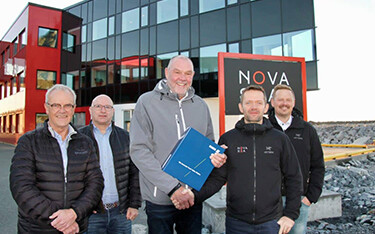 Employees of BAADER and Nova Sea shake hands at the signing of a new collaboration.