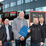 Employees of BAADER and Nova Sea shake hands at the signing of a new collaboration.