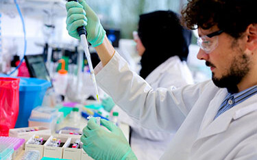 An Oxford Nanopore employee conducting a DNA test.