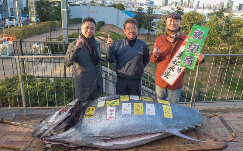 Representatives of Onodera Group with the tuna they won at auction.