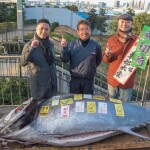 Representatives of Onodera Group with the tuna they won at auction.
