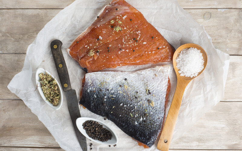 Sliced salmon with seasonings