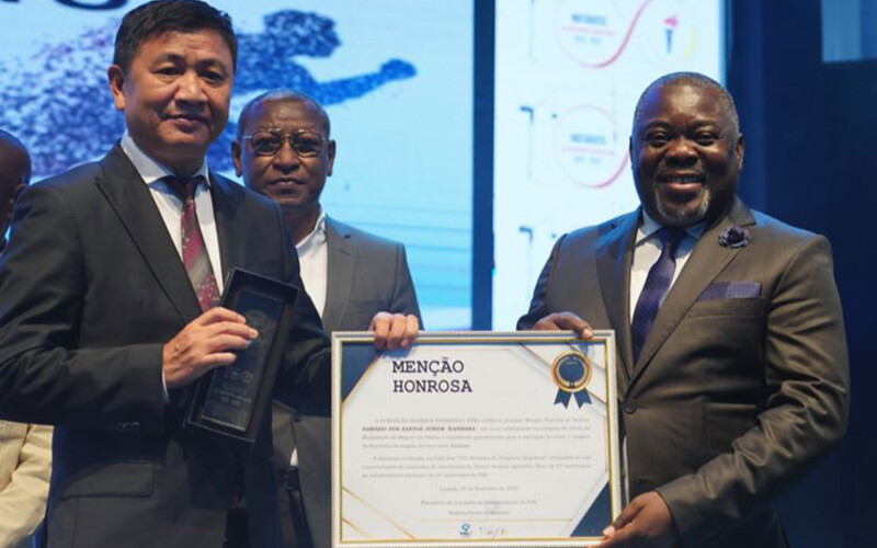 Haishan Group Chairman Zheng Gang receiving an award from the Angolan government.