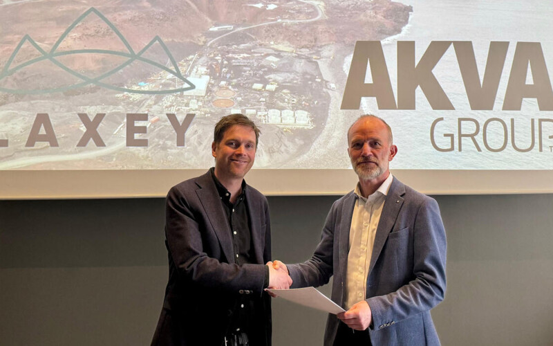 Jacob Bregnballe in AKVA group and Hallgrímur Steinsson in Laxey signing the contract at the AKVA Day Iceland held in Reykjavik