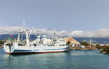 Sapmer's l’Austral coming into port.