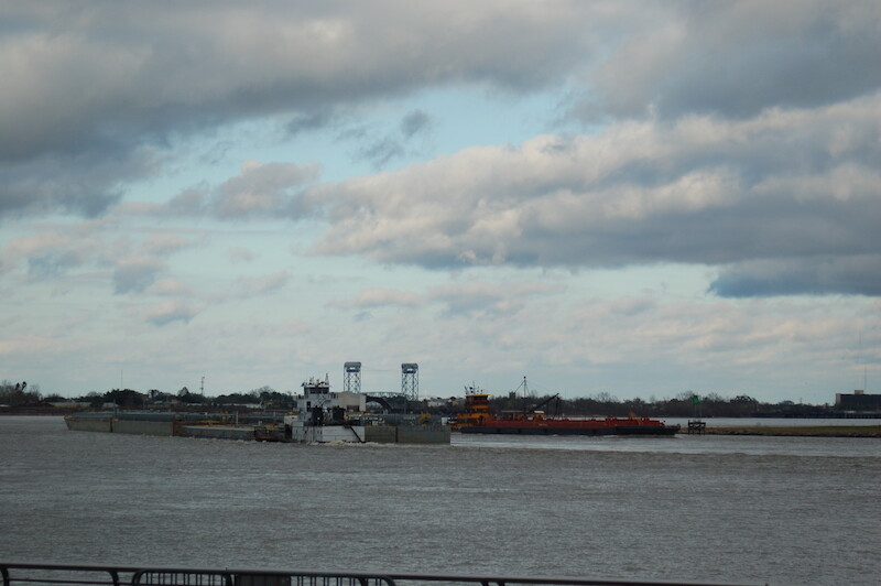 Dredge pipeline installation closes part of Mississippi River | WorkBoat