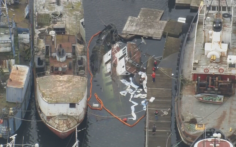 Derelict tugboat sinks in Seattle